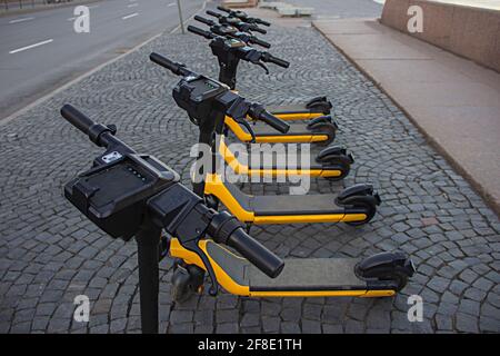 Vermietung Elektroroller auf den Straßen der Stadt geparkt, umweltfreundliche Transport, sparsames Fahrzeug, Sharing Stockfoto