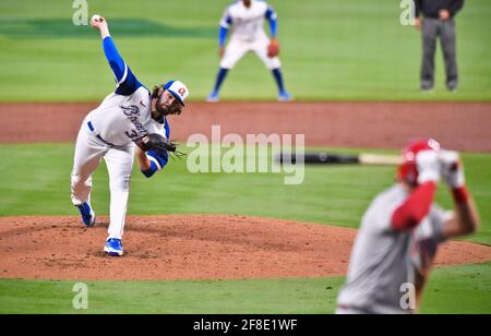 Atlanta, GA, USA. April 2021. Atlanta Braves Pitcher Ian Anderson liefert während des dritten Innings eines MLB-Spiels gegen die Philadelphia Phillies im Truist Park in Atlanta, GA, einen Pitch aus. Austin McAfee/CSM/Alamy Live News Stockfoto