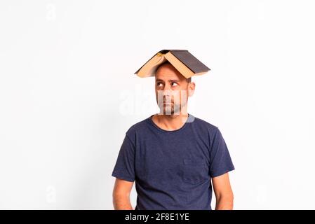 Reifer Mann liest ein kompliziertes Studienbuch, um sich darauf vorzubereiten Ein Job Stockfoto