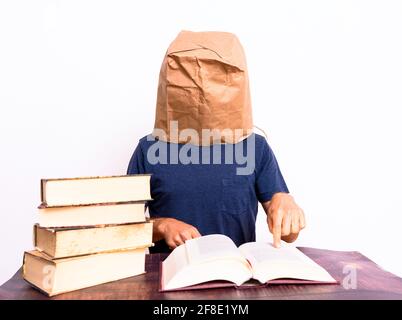 Reifer Mann liest ein kompliziertes Studienbuch, um sich darauf vorzubereiten Ein Job Stockfoto