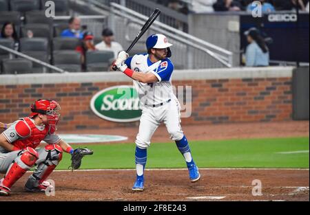 Atlanta, GA, USA. April 2021. Atlanta Braves Infielder Dansby Swanson beim vierten Ausgehen eines MLB-Spiels gegen die Philadelphia Phillies im Truist Park in Atlanta, GA. Austin McAfee/CSM/Alamy Live News Stockfoto