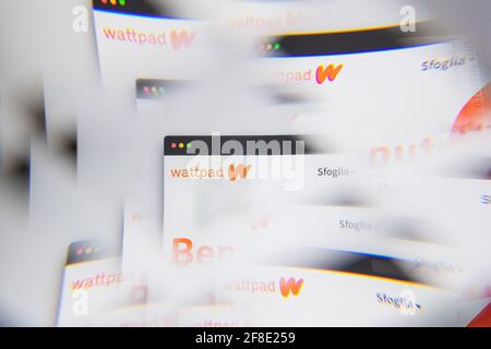 Mailand, Italien - 10. APRIL 2021: wattpad-Logo auf dem Laptop-Bildschirm durch ein optisches Prisma gesehen. Illustratives redaktionelles Bild von der wattpad-Website. Stockfoto