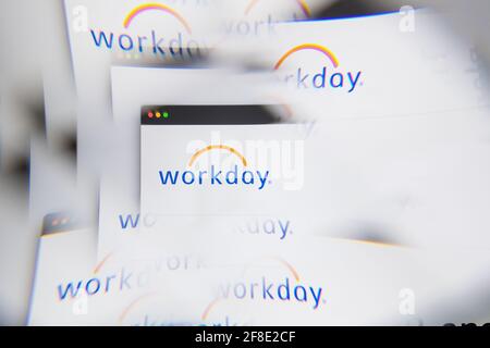 Mailand, Italien - 10. APRIL 2021: Workday-Logo auf dem Laptop-Bildschirm durch ein optisches Prisma gesehen. Illustratives redaktionelles Bild von der Workday-Website. Stockfoto