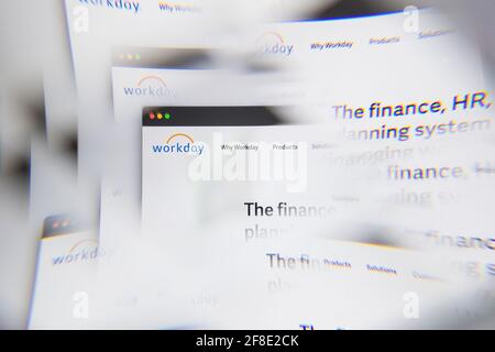 Mailand, Italien - 10. APRIL 2021: Workday-Logo auf dem Laptop-Bildschirm durch ein optisches Prisma gesehen. Illustratives redaktionelles Bild von der Workday-Website. Stockfoto