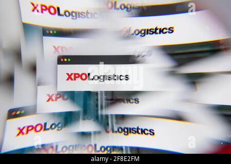 Mailand, Italien - 10. APRIL 2021: XPO Logistics Logo auf dem Laptop-Bildschirm durch ein optisches Prisma gesehen. Illustratives redaktionelles Bild von XPO Logistics Webs Stockfoto