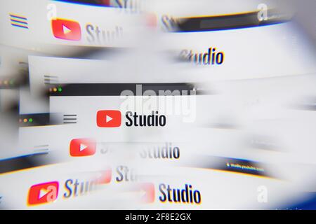 Mailand, Italien - 10. APRIL 2021: YouTube Studio-Logo auf dem Laptop-Bildschirm durch ein optisches Prisma gesehen. Illustratives redaktionelles Bild von YouTube Studio We Stockfoto