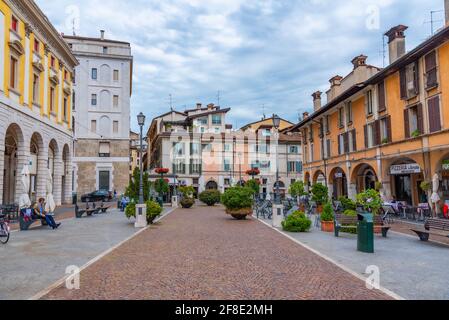 BRESCIA, ITALIEN, 15. JULI 2019: Auf der Piazza del Mercato in Brescia, Italien, schlendern Menschen Stockfoto