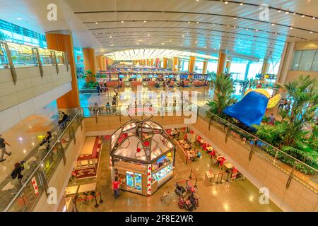 Singapur - 8. Aug 2019: Luftaufnahme der Hauptlobby mit dem Passagier des neuen Jewel Changi International Airport, der im April 2019 eröffnet wurde. Menschen Stockfoto