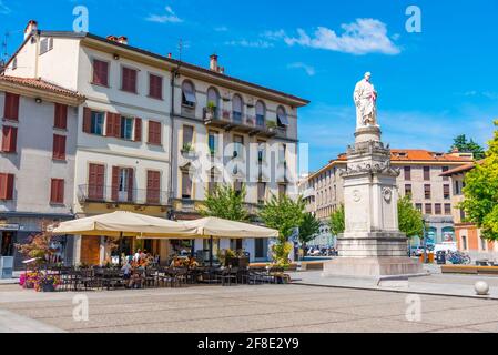 COMO, ITALIEN, 17. JULI 2019: Auf der Piazza Alessandro Volta in der italienischen Stadt Como schlendern die Menschen Stockfoto