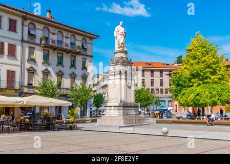 COMO, ITALIEN, 17. JULI 2019: Auf der Piazza Alessandro Volta in der italienischen Stadt Como schlendern die Menschen Stockfoto