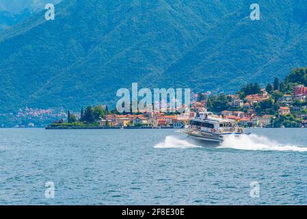 COMO, ITALIEN, 17. JULI 2019: Fähre auf dem Comer See in Italien Stockfoto