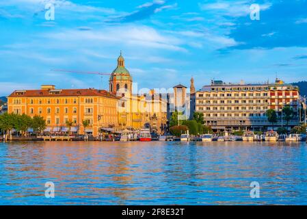 COMO, ITALIEN, 17. JULI 2019: Sonnenuntergang Stadtbild der italienischen Stadt Como Stockfoto