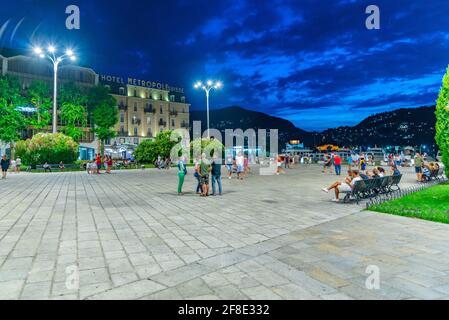 COMO, ITALIEN, 17. JULI 2019: Nachtansicht von Piaza Cavour in Como, Italien Stockfoto