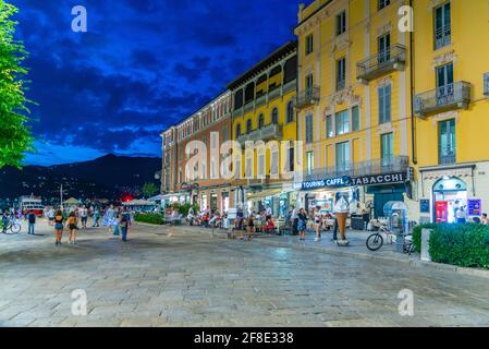 COMO, ITALIEN, 17. JULI 2019: Nachtansicht von Piaza Cavour in Como, Italien Stockfoto