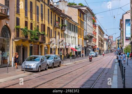 MAILAND, ITALIEN, 19. JULI 2019: Die Menschen passieren eine Straße im Zentrum von Mailand, Italien Stockfoto