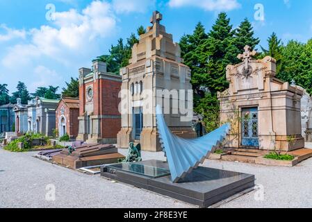 MAILAND, ITALIEN, 19. JULI 2019: Verzierte Gräber auf dem Friedhof Cimitero Monumentale in Mailand, Italien Stockfoto