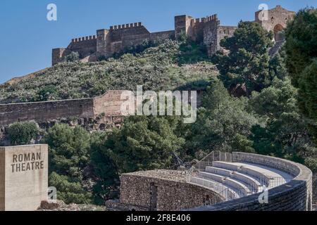 Römisches Theater und Schloss auf dem Berg im Hintergrund der Stadt Sagunto in der Provinz Valencia, Spanien, Europa Stockfoto