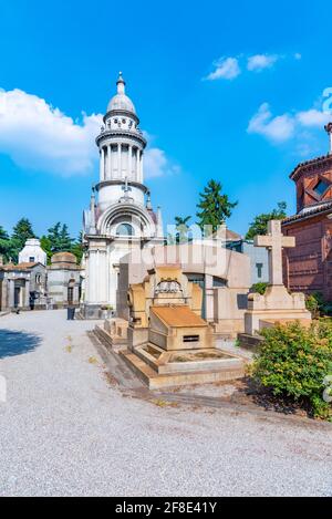 MAILAND, ITALIEN, 19. JULI 2019: Verzierte Gräber auf dem Friedhof Cimitero Monumentale in Mailand, Italien Stockfoto