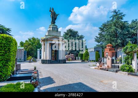 MAILAND, ITALIEN, 19. JULI 2019: Verzierte Gräber auf dem Friedhof Cimitero Monumentale in Mailand, Italien Stockfoto