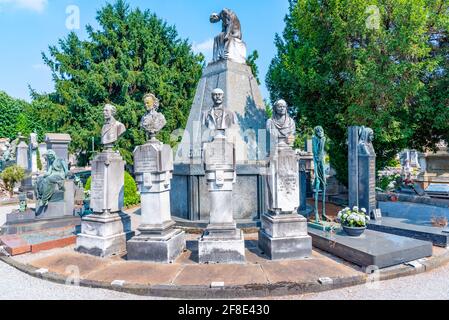 MAILAND, ITALIEN, 19. JULI 2019: Verzierte Gräber auf dem Friedhof Cimitero Monumentale in Mailand, Italien Stockfoto