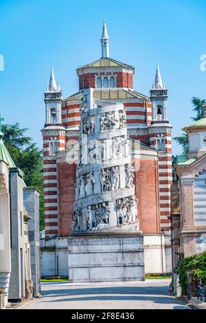 MAILAND, ITALIEN, 19. JULI 2019: Bernocchi-Mausoleum im Cimitro Monumentale in Mailand, Italien Stockfoto