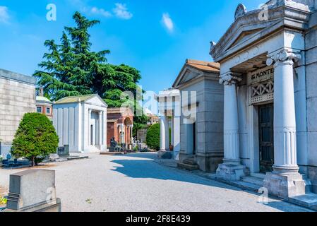 MAILAND, ITALIEN, 19. JULI 2019: Verzierte Gräber auf dem Friedhof Cimitero Monumentale in Mailand, Italien Stockfoto