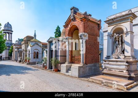 MAILAND, ITALIEN, 19. JULI 2019: Verzierte Gräber auf dem Friedhof Cimitero Monumentale in Mailand, Italien Stockfoto