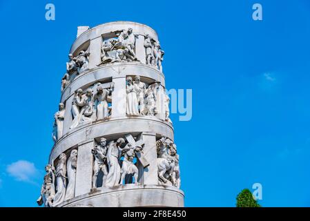 MAILAND, ITALIEN, 19. JULI 2019: Bernocchi-Mausoleum im Cimitro Monumentale in Mailand, Italien Stockfoto