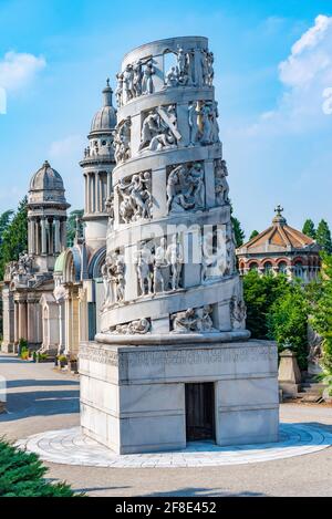 MAILAND, ITALIEN, 19. JULI 2019: Bernocchi-Mausoleum im Cimitro Monumentale in Mailand, Italien Stockfoto