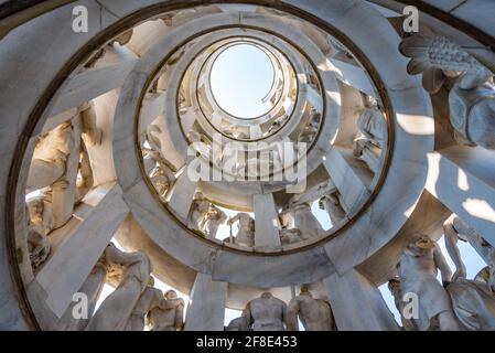 MAILAND, ITALIEN, 19. JULI 2019: Bernocchi-Mausoleum im Cimitro Monumentale in Mailand, Italien Stockfoto