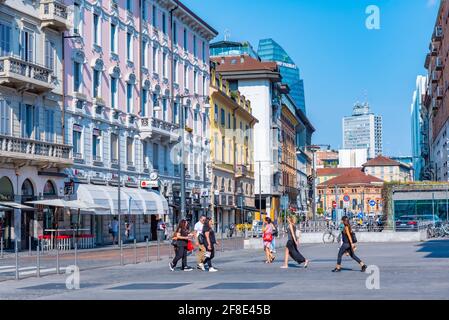 MAILAND, ITALIEN, 19. JULI 2019: Die Menschen passieren eine Straße im Zentrum von Mailand, Italien Stockfoto