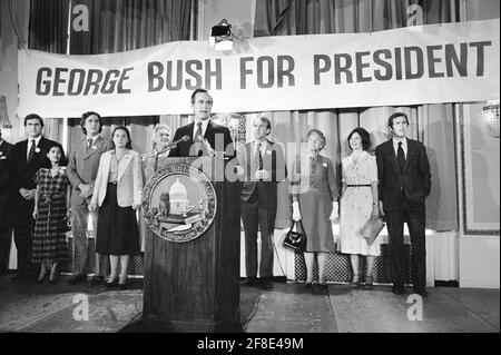 George H.W. Bush kündigt seine Kandidatur für Präsident, seine Frau Barbara Bush, Mutter Dorothy Walker Bush und seine Kinder im Hintergrund an, Thomas J. O'Halloran, 1. Mai 1979 Stockfoto