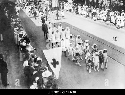 Junge chinesische und japanische Kinder in der Junior Division American Red Cross Parade, Honolulu, Hawaii, American National Red Cross Collection, 1919 Stockfoto