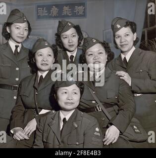 Gruppenportrait einer Einheit von chinesisch-amerikanischen Frauen, die in den Freiwilligendiensten der amerikanischen Frauen, Back Row, Frau Florence Wong, Frau Helen Chan, Frau Lily Chu, gedient haben; Mitte: Frau Elizabeth Ong, Frau Bik Lee; Vorderseite: Frau Josephine Hong, Vorsitzende der chinesischen Einheit des AWVS, Al Revenna, World Telegram & Sun Collection, 1942 Stockfoto