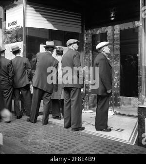 Gruppe chinesischer Männer, die Nachrichten über die Kapitulation von Canton an die Japaner, Chinatown, San Francisco, Kalifornien, USA lesen, Dorothea lange, U.S. Office of war Information, November 1938 Stockfoto