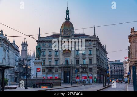 MAILAND, ITALIEN, 20. JULI 2019: Sonnenaufgang über dem Cordusio-Platz in Mailand, Italien Stockfoto