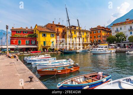 MALCESINE, ITALIEN, 21. JULI 2019: Boote anlegen in Malcesine am Lago di Garda in Italien Stockfoto