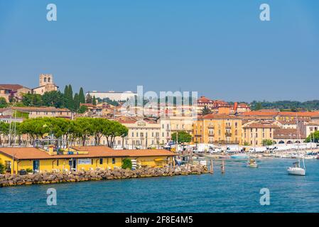 DESENZANO DEL GARDA, ITALIEN, 23. JULI 2019: Stadtbild von Desenzano del Garda in Italien Stockfoto