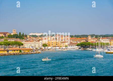 DESENZANO DEL GARDA, ITALIEN, 23. JULI 2019: Stadtbild von Desenzano del Garda in Italien Stockfoto