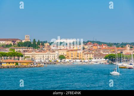 DESENZANO DEL GARDA, ITALIEN, 23. JULI 2019: Stadtbild von Desenzano del Garda in Italien Stockfoto