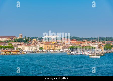 DESENZANO DEL GARDA, ITALIEN, 23. JULI 2019: Stadtbild von Desenzano del Garda in Italien Stockfoto