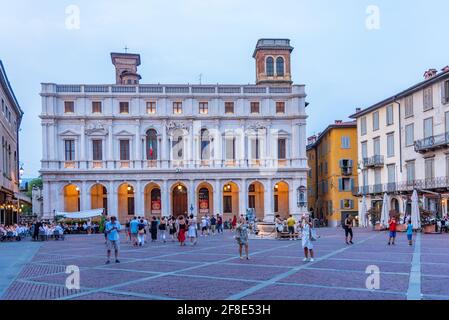 BERGAMO, ITALIEN, 25. JULI 2019: Die Menschen schlendern durch die Piazza Vecchia in Bergamo, Italien Stockfoto