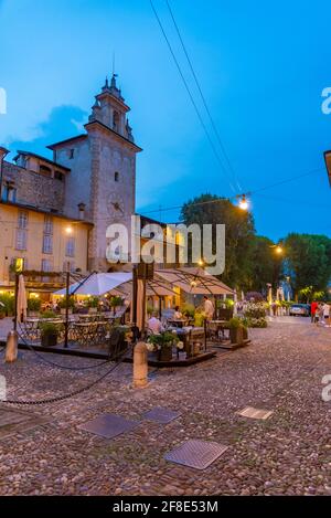 BERGAMO, ITALIEN, 25. JULI 2019: Vor dem torre della campanella in Bergamo, Italien, essen Menschen Stockfoto