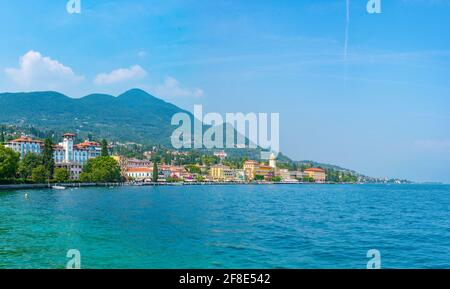 GARDONE RIVIERA, ITALIEN, 23. JULI 2019: Stadtbild von Gardone Riviera in Italien Stockfoto