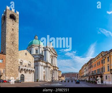 BRESCIA, ITALIEN, 15. JULI 2019: Palazzo del Broletto hinter der Kathedrale Santa Maria Assunta in Brescia, Italien Stockfoto