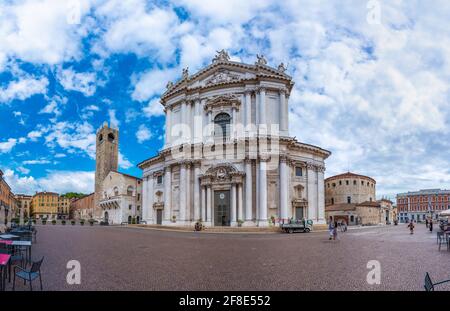 BRESCIA, ITALIEN, 15. JULI 2019: Palazzo del Broletto hinter der Kathedrale Santa Maria Assunta in Brescia, Italien Stockfoto