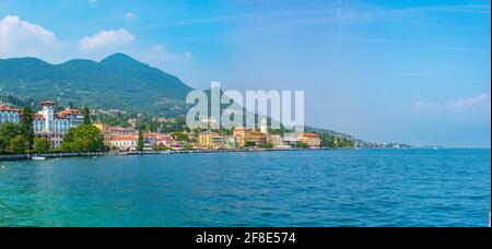 GARDONE RIVIERA, ITALIEN, 23. JULI 2019: Stadtbild von Gardone Riviera in Italien Stockfoto