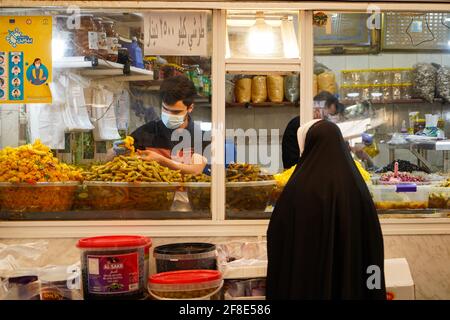 Duhok, Irak. April 2021. Ein irakischer Kurdischer Mann verkauft Tarshi am ersten Tag des heiligen muslimischen Monats Ramadan. (Foto von Ismael Adnan/SOPA Images/Sipa USA) Quelle: SIPA USA/Alamy Live News Stockfoto