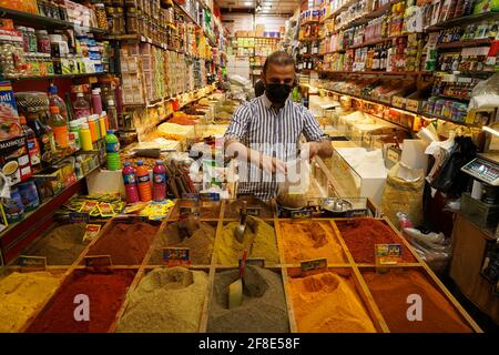 Duhok, Irak. April 2021. Am ersten Tag des heiligen muslimischen Monats Ramadan verkauft ein irakisch-kurdischer Mann Gewürze. (Foto von Ismael Adnan/SOPA Images/Sipa USA) Quelle: SIPA USA/Alamy Live News Stockfoto