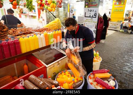 Duhok, Irak. April 2021. Ein irakischer Kurdischer Mann verkauft am ersten Tag des heiligen muslimischen Monats Ramadan Säfte. (Foto von Ismael Adnan/SOPA Images/Sipa USA) Quelle: SIPA USA/Alamy Live News Stockfoto